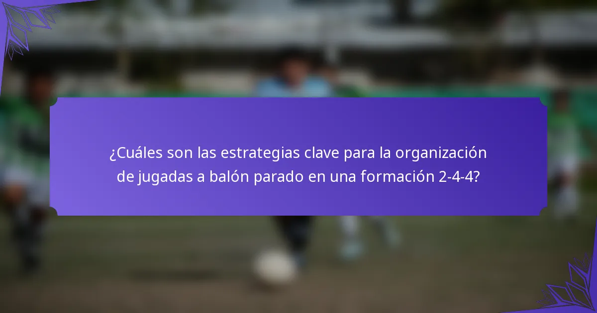 ¿Cuáles son las estrategias clave para la organización de jugadas a balón parado en una formación 2-4-4?